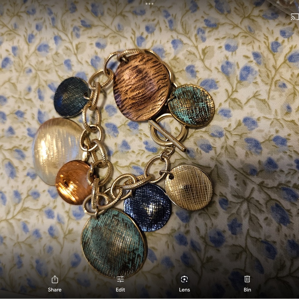 Toggle pretty bracelet